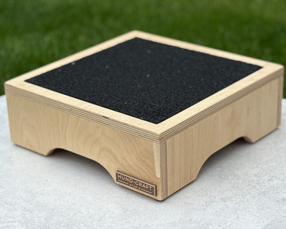 Hund Step & Train – Trainingspodest aus Holz für Hunde